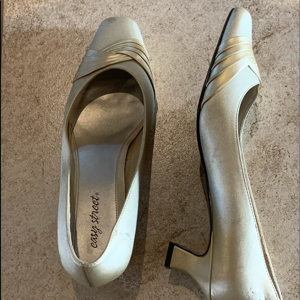 Selling the shoe and it's never been worn.